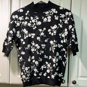 And Taylor short sleeve sweater
Size: S
Color: black/white